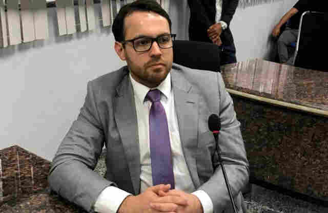 Lei proposta por Márcio Oliveira obriga afixação visível dos nomes de todos os servidores e da escala de plantão nos postos de saúde