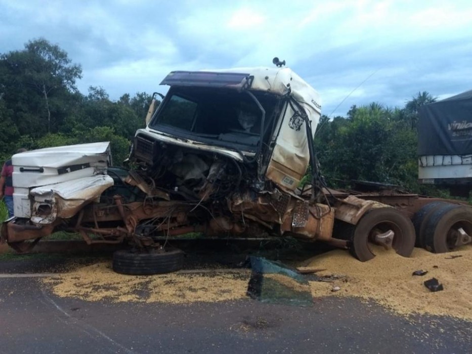 Motorista de carreta fica preso às ferragens após colisão na BR-364