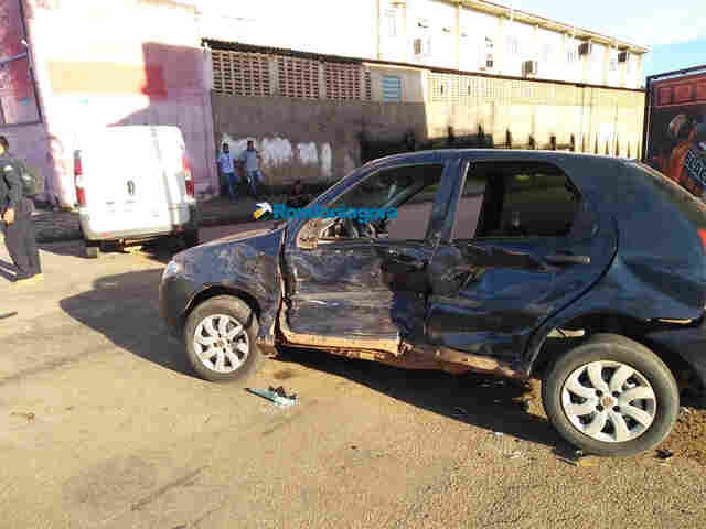 Colisão entre dois carros deixa motorista preso às ferragens na Capital