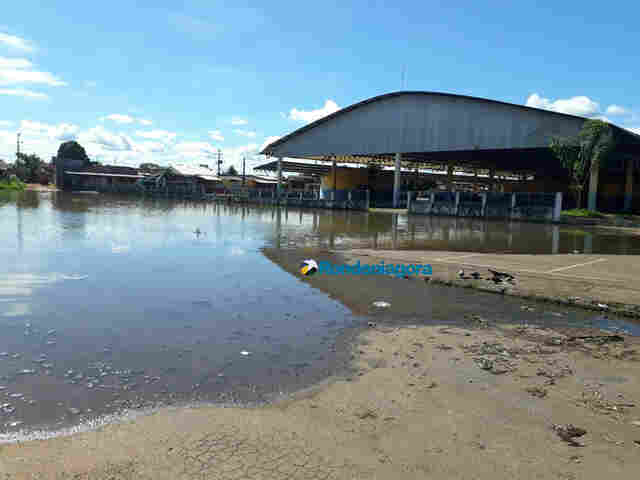 Cheia do Madeira invade ruas e Semtran interdita trânsito; Feira do Cai N’Água deve mudar de lugar