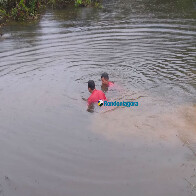Motorista perde controle do carro, cai em córrego e seis pessoas quase se afogam na Capital