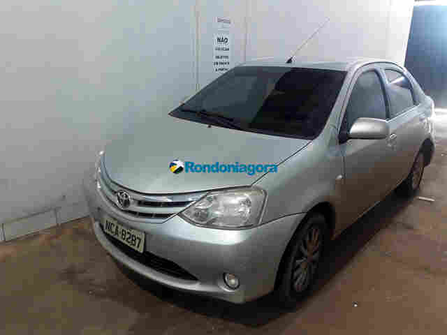 Adolescentes criminosos assaltam mulher, roubam carro, mas acabam presos