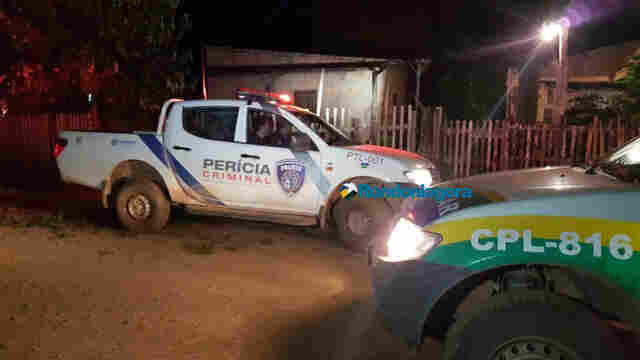 Dupla executa borracheiro com oito tiros na frente da esposa