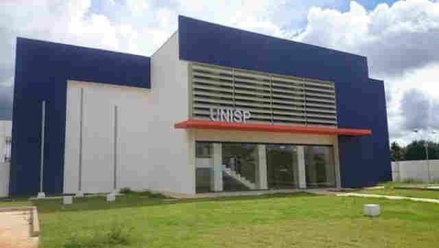 Vítima é baleada ao reagir a assalto; adolescentes são apreendidos e confessam crime