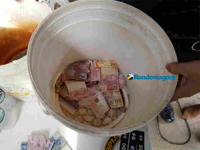 Polícia fecha boca de fumo em bar e mulher é presa com várias porções de cocaína