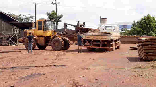Cheia: Prefeitura envia carregamento de madeira para construção de passarela em Nazaré