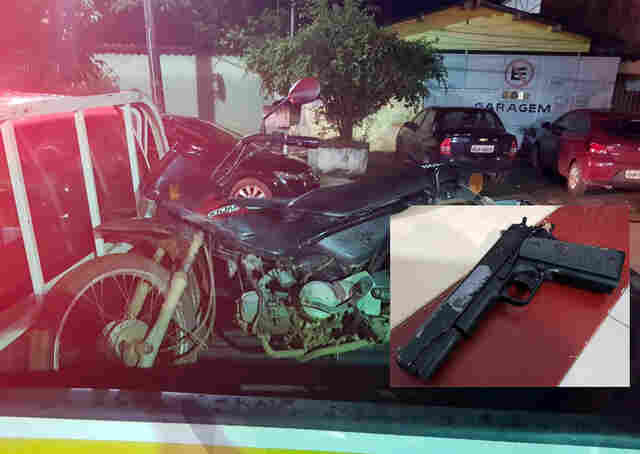 Adolescentes são apreendidos com simulacro e moto roubada após tentativa de fuga