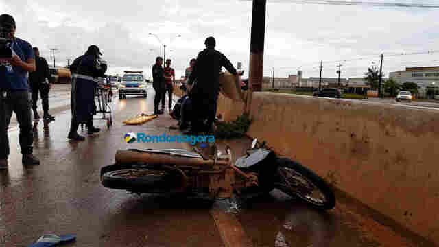 Casal de motociclistas fica ferido após bater em mureta divisória da BR-364 na Capital