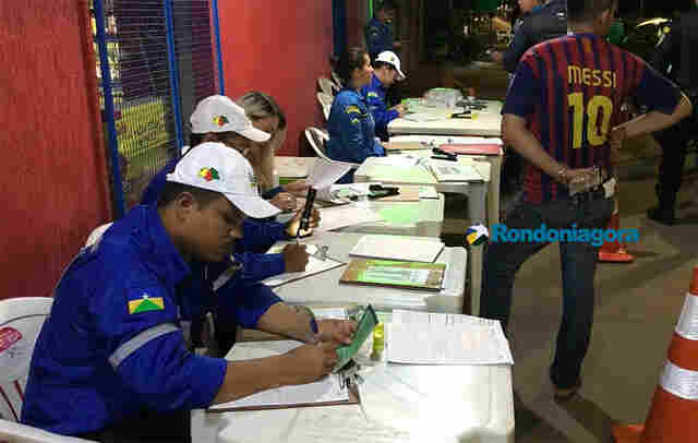 Motorista bêbado tenta atropelar policiais em blitz da Lei Seca