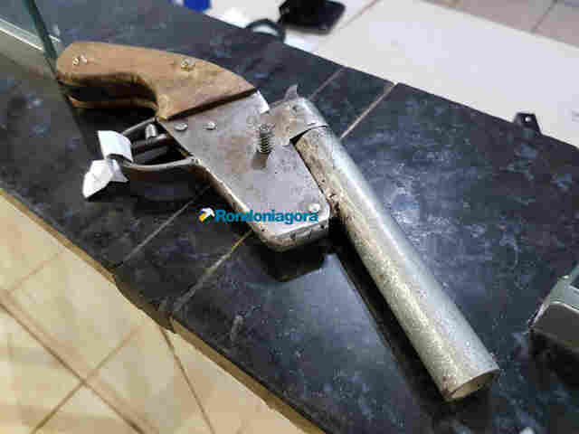 Polícia prende rapaz com arma caseira após roubo de moto