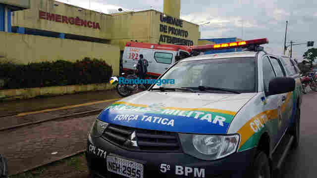 Criminosos atiram nas mãos de homem e o acusam de roubar drogas de traficante