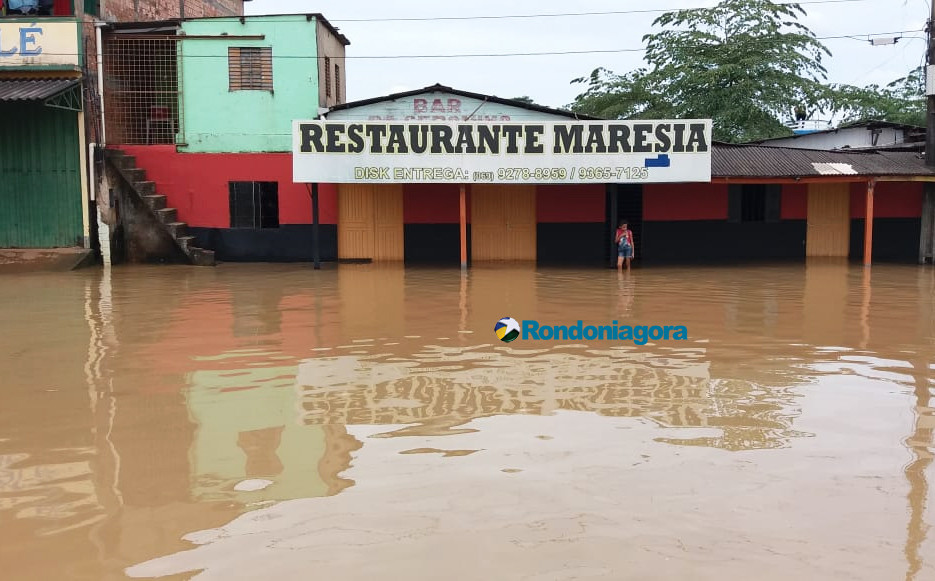 Vídeo: Rio Madeira já cobre parte da Avenida Rogério Weber e encosta no muro do TRE e Justiça Federal