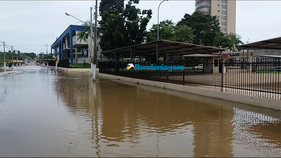 VÃdeo: Rio Madeira já cobre parte da Avenida Rogério Weber e encosta no muro do TRE e Justiça Federal
