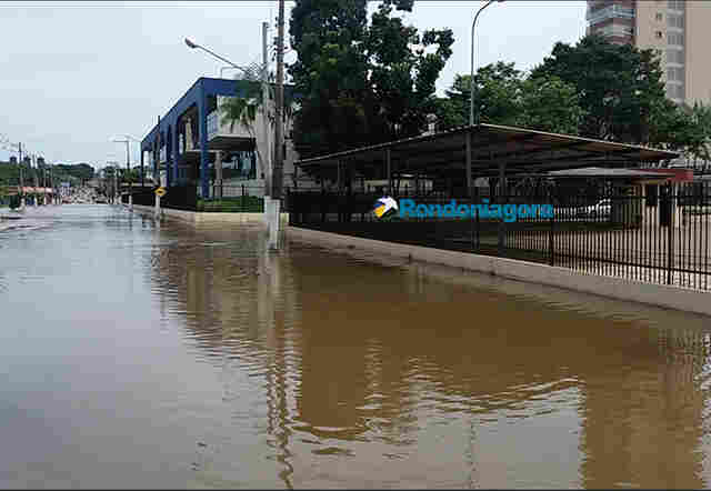 Vídeo: Rio Madeira já cobre parte da Avenida Rogério Weber e encosta no muro do TRE e Justiça Federal