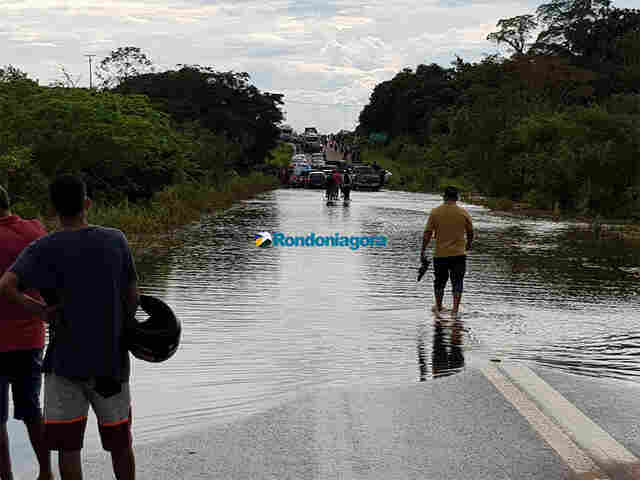 Ao vivo: Comunidade fecha BR-319 no sentido Humaitá devido a cheia