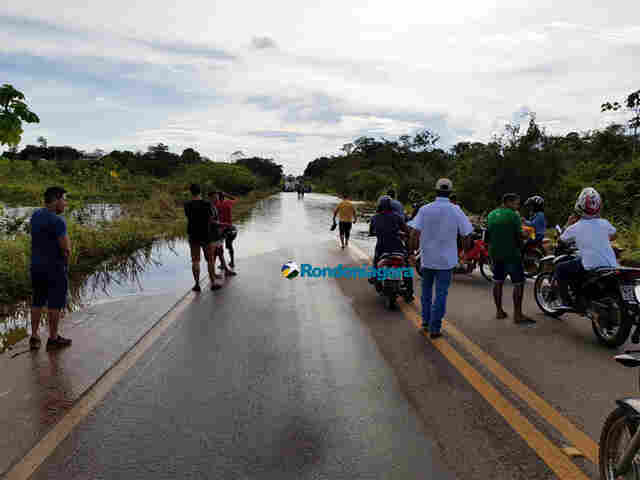 Cheia: Dnit vai aterrar área alagada na BR-319, próximo a ponte do Madeira