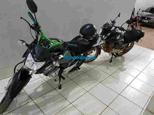 Dupla é surpreendida pela PM furtando moto na frente de academia