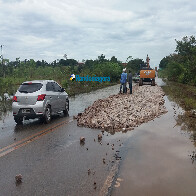 Vídeo: DNIT faz alteamento da pista com rochas na BR-319 para manter tráfego após a ponte