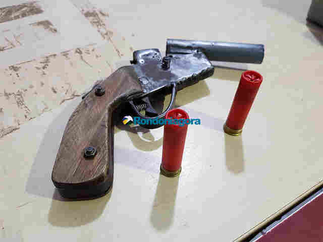 Suspeitos de assaltos são detidos com arma e moto roubada