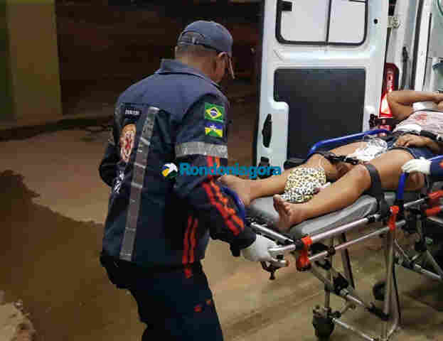 Mulher crava faca no abdômen e marido se fere ao tentar salvá-la