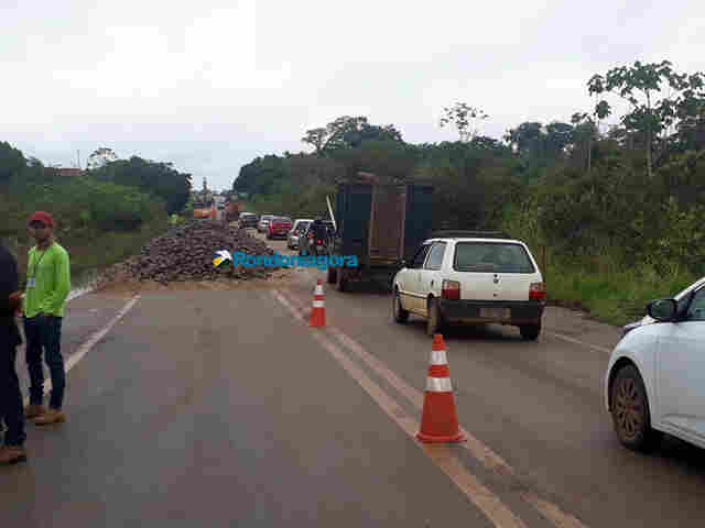 Continua obra para elevar trecho da BR-319 alagado pela cheia do Madeira, em Porto Velho