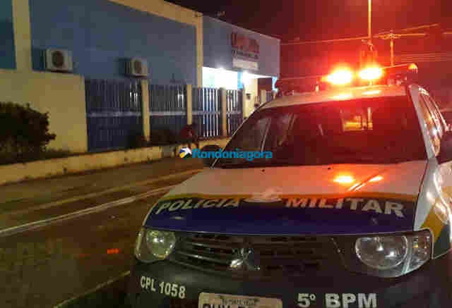 Homem tenta matar namorada com faca e marreta após ver mensagens no celular dela