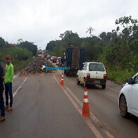 Continua obra para elevar trecho da BR-319 alagado pela cheia do Madeira, em Porto Velho