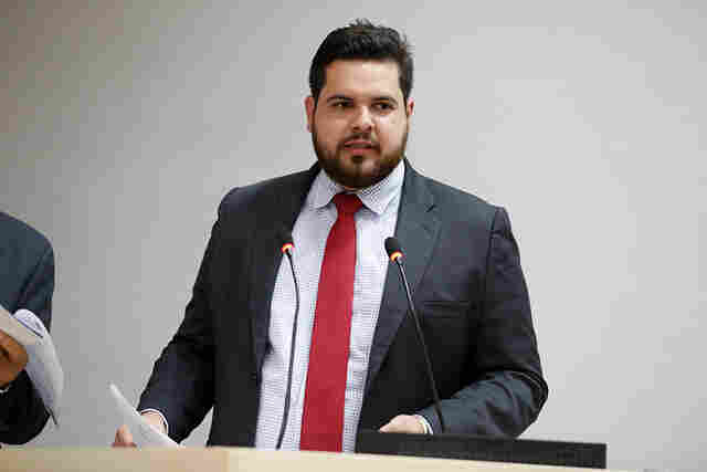 Jean Oliveira apresenta relatório favorável a doação de imóveis para o município de Colorado do Oeste