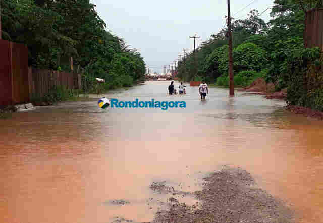 Vídeo: Estrada do Belmont continua alagada pelo Rio Madeira e dificulta acesso