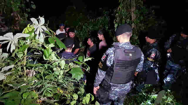 Vídeo: Mulher é resgatada pela PM após passar várias horas amarrada dentro de área alagada