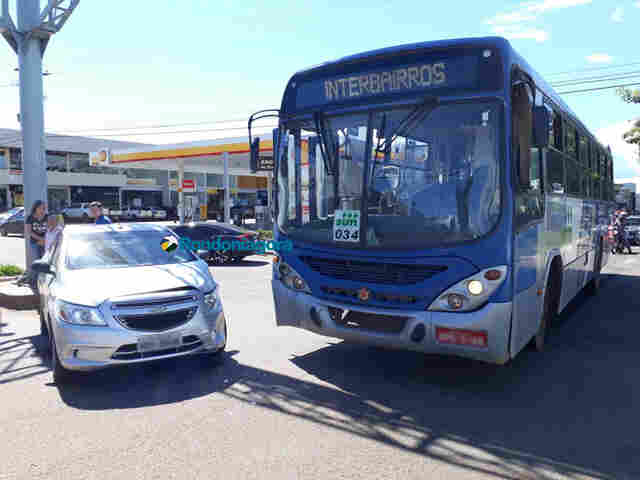 Ônibus colide na lateral de carro em cruzamento de Porto Velho
