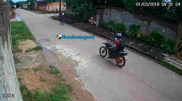 Vídeo: Câmeras de segurança flagram criminoso roubando celular de fotógrafo em Porto Velho