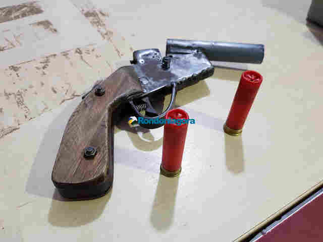 Dupla é presa com arma caseira após intensa fuga de moto na Zona Leste