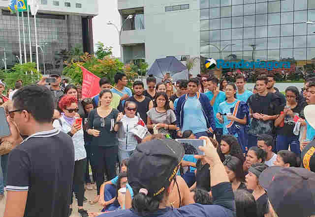Vídeo: Alunos e professores aumentam protestos em Porto Velho contra a morte de Joselita Félix