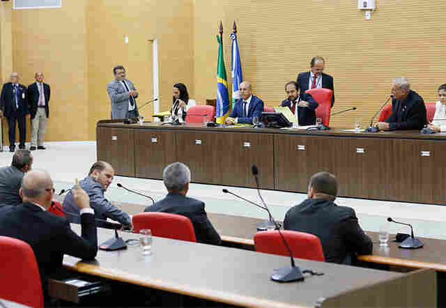 Assembleia derruba veto e proíbe apreensão de veículos com IPVA em atraso