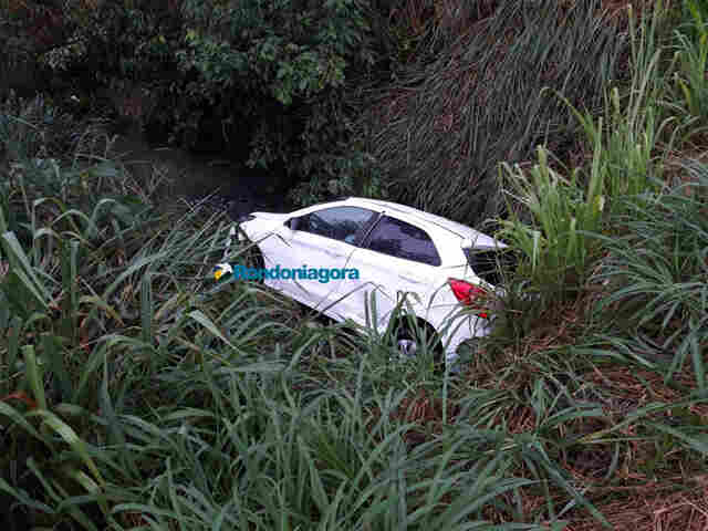 Vídeo: Mulher cai em canal após bater na lateral de carro na Avenida Jorge Teixeira