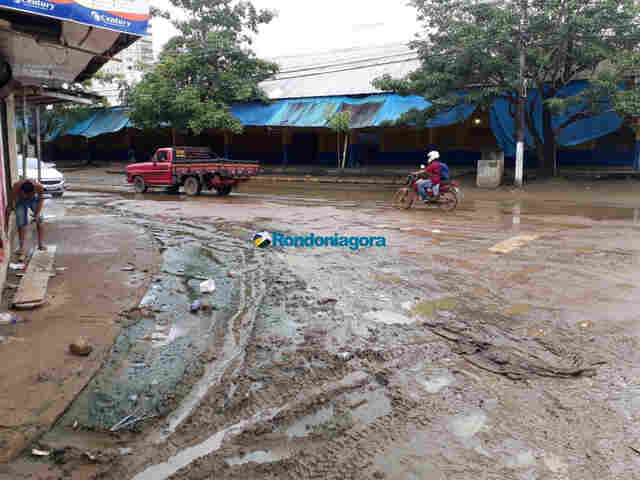 Com redução do nível do Madeira, comerciantes começam a retomar rotina na região Central da Capital