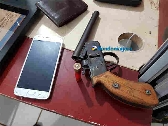 Dupla armada é presa após arrastão em parada de ônibus na Capital