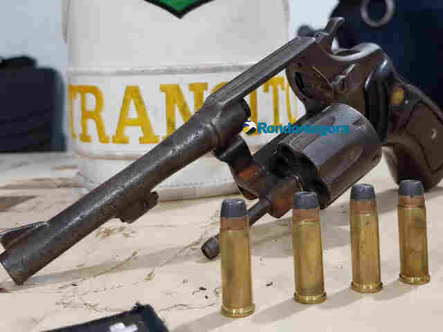 Após roubo, PM prende ladrão armado