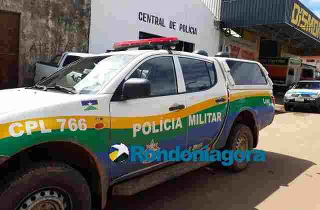 Mulher é presa após agredir ambulante e policial militar