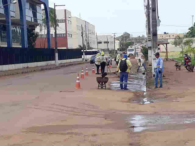 Prefeitura realiza limpeza e libera vias interditadas na região central da Capital