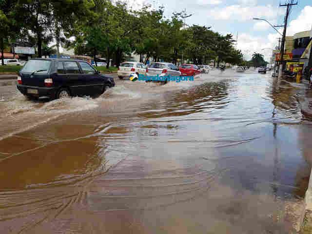Ruas e avenidas ficam alagadas após meia hora de chuva em Porto Velho; Fotos