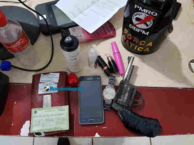 Dupla é presa minutos após roubar bolsa de uma mulher na Capital