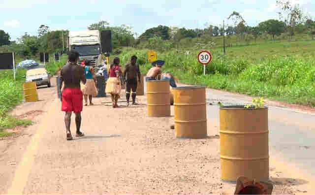 Vídeo: Índios protestam em dois pontos da BR-364 pela não municipalização da saúde indígena