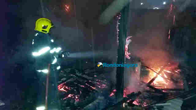 Por ciúmes, apenado tenta matar a esposa a facada e incendeia casa com a filha deles dentro do imóvel