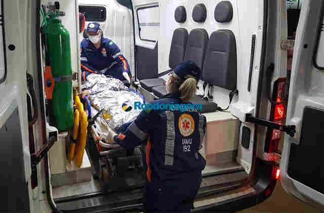 Vingança: Homem tem faca cravada nas costas durante briga