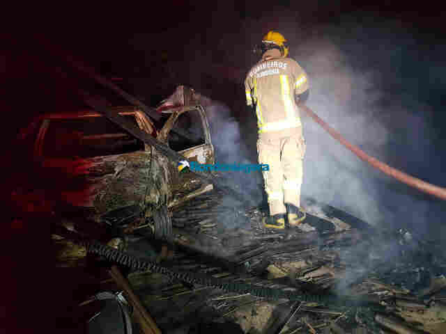 Vídeo: Homem tem casa e carro incendiados após mostrar partes íntimas para adolescentes