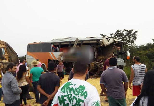 Três pessoas morrem e mais 4 ficam feridas em acidente entre carreta e ônibus que saiu de Porto Velho