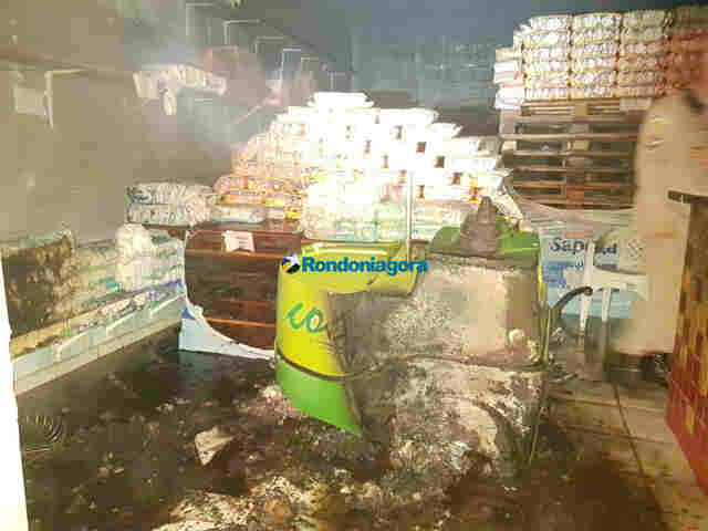 Vídeo: Incêndio atinge loja de fraldas descartáveis na Zona Sul de Porto Velho