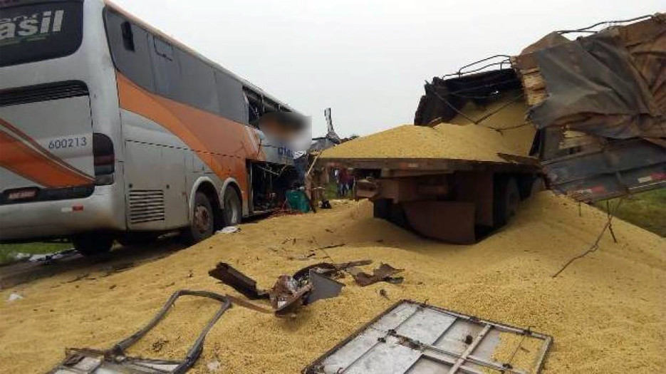 Três pessoas morrem e mais 4 ficam feridas em acidente entre carreta e ônibus que saiu de Porto Velho